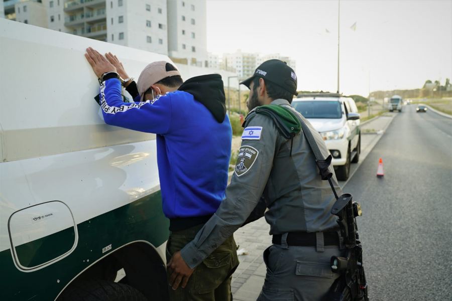 اعتقال 7 سائقين ينقلون عمال